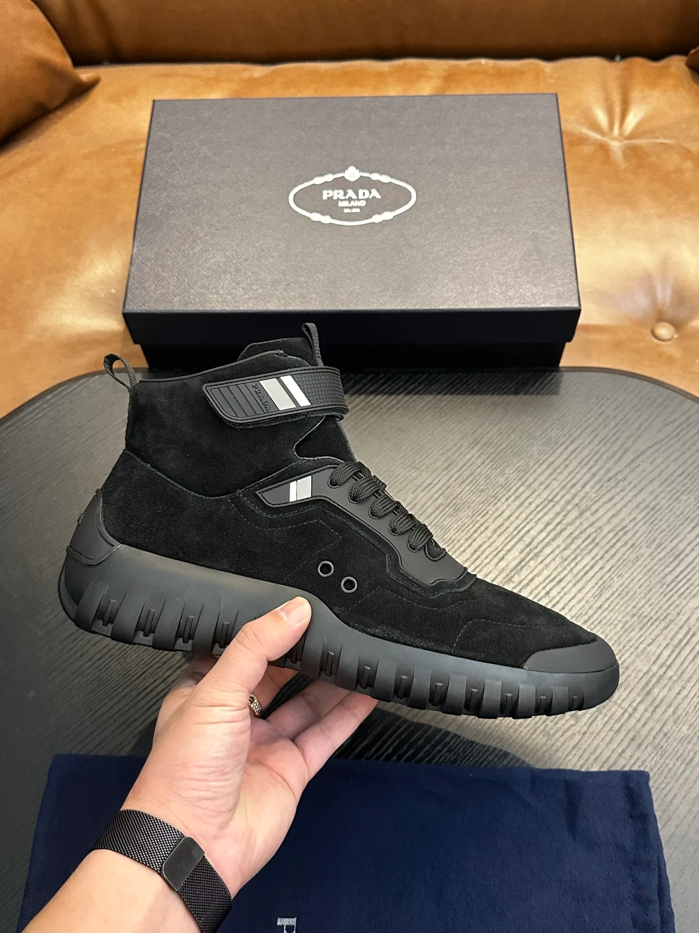 [ PRADA ] Top P: 880💰 ▪️Size: 39-44 (customized at 38.45) Prad*Prada (Mauri order can be made) new men's nylon fabric sneakers This casual sneaker combines elegant and innovative design. It is made of nylon stretch fabric and has a slip-on design. The upper strap is equipped with an adjustable metal buckle, and the letters "PRADA" are eye-catching on the side of the shoe. Comes with full original packaging!